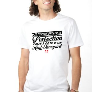 T-SHIRT HOMME : FRÔLE LA PERFECTION PASSE À CÔTÉ D’UN HAUT SAVOYARD