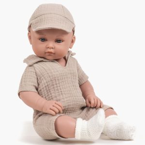 Yann habillé de son ensemble combinaison Tom et casquette en double gaze beige – Minikane